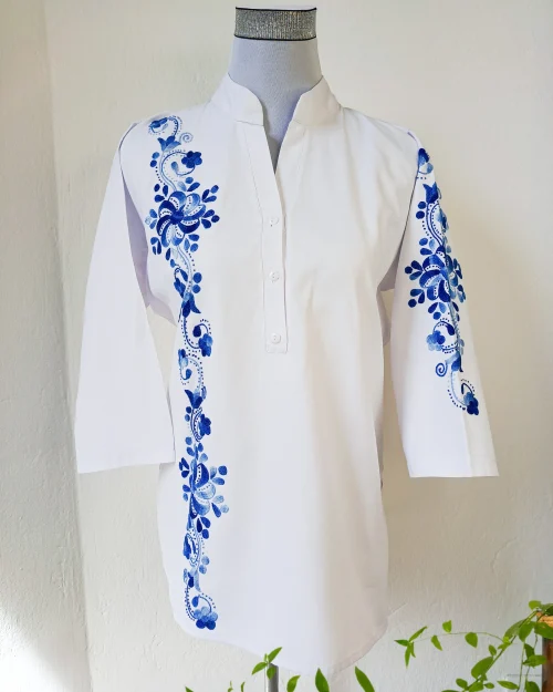 Blusón Mabel | Azul Timbrado Bordado aun Lado | Blanca